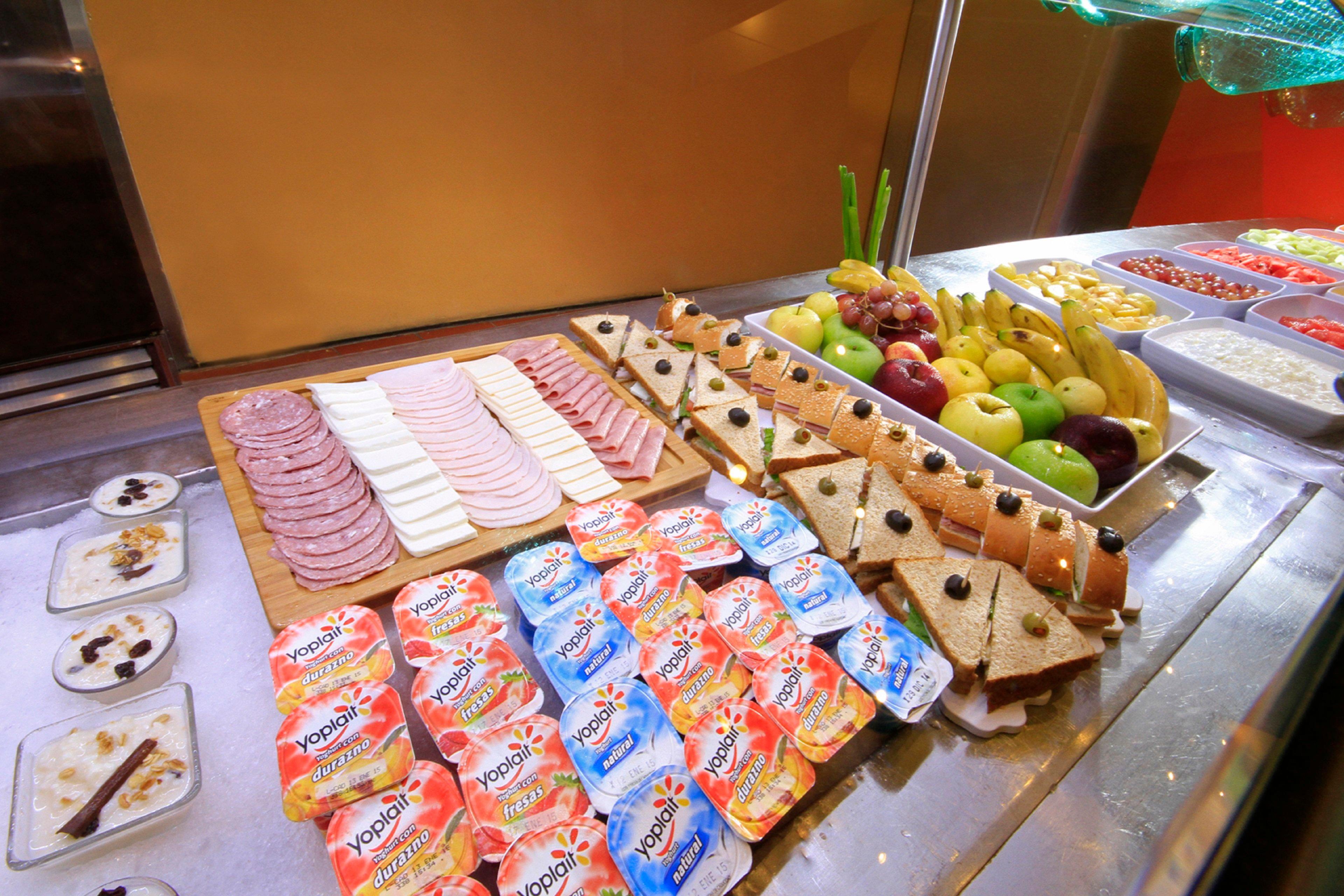 方迪多拉蒙特雷公园假日酒店 外观 照片 Fruit and cold cuts at a buffet