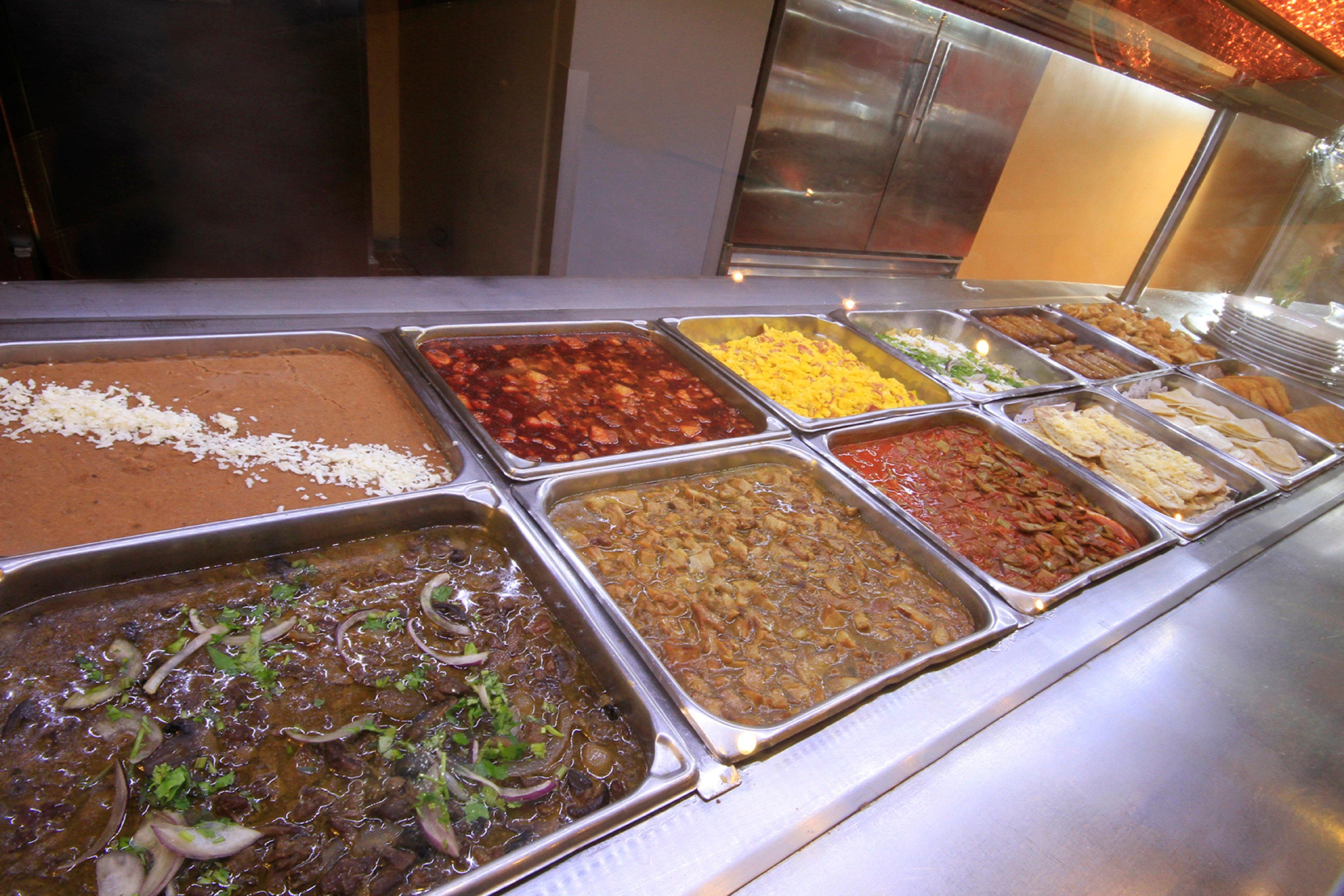 方迪多拉蒙特雷公园假日酒店 外观 照片 A selection of Mexican food at a buffet