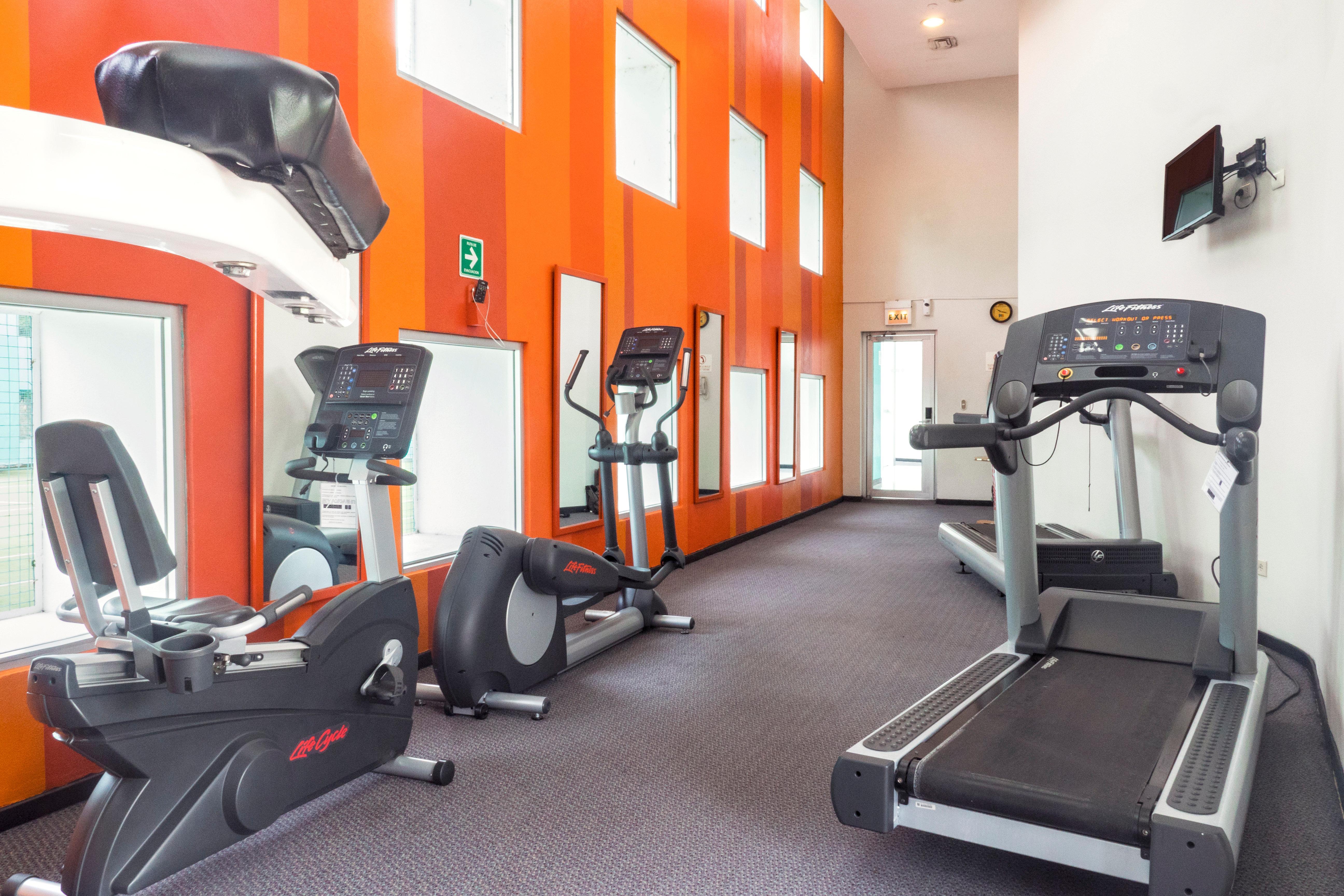 方迪多拉蒙特雷公园假日酒店 外观 照片 A gym at a hotel