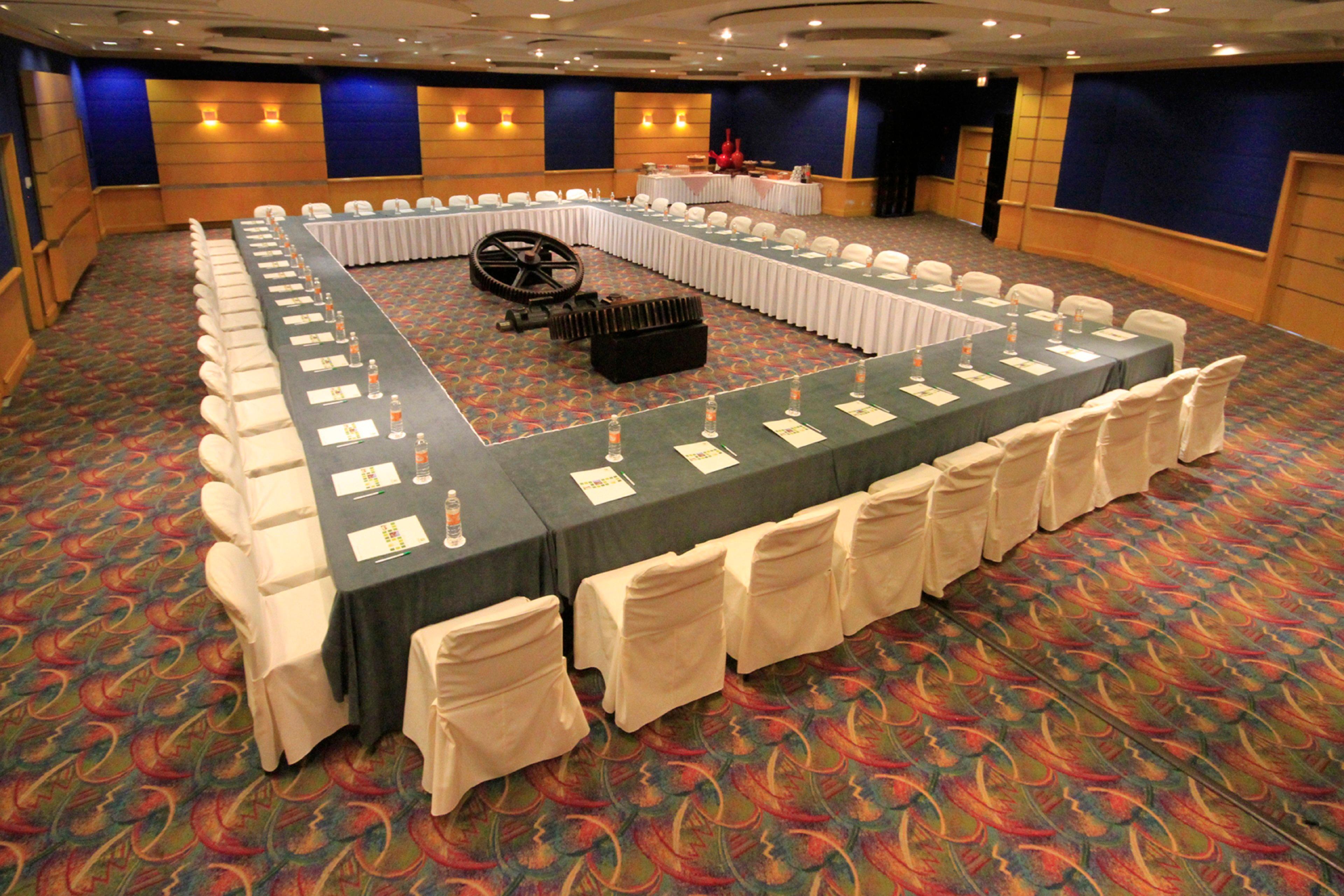 方迪多拉蒙特雷公园假日酒店 外观 照片 The U-shaped table at the 2008 World Economic Forum