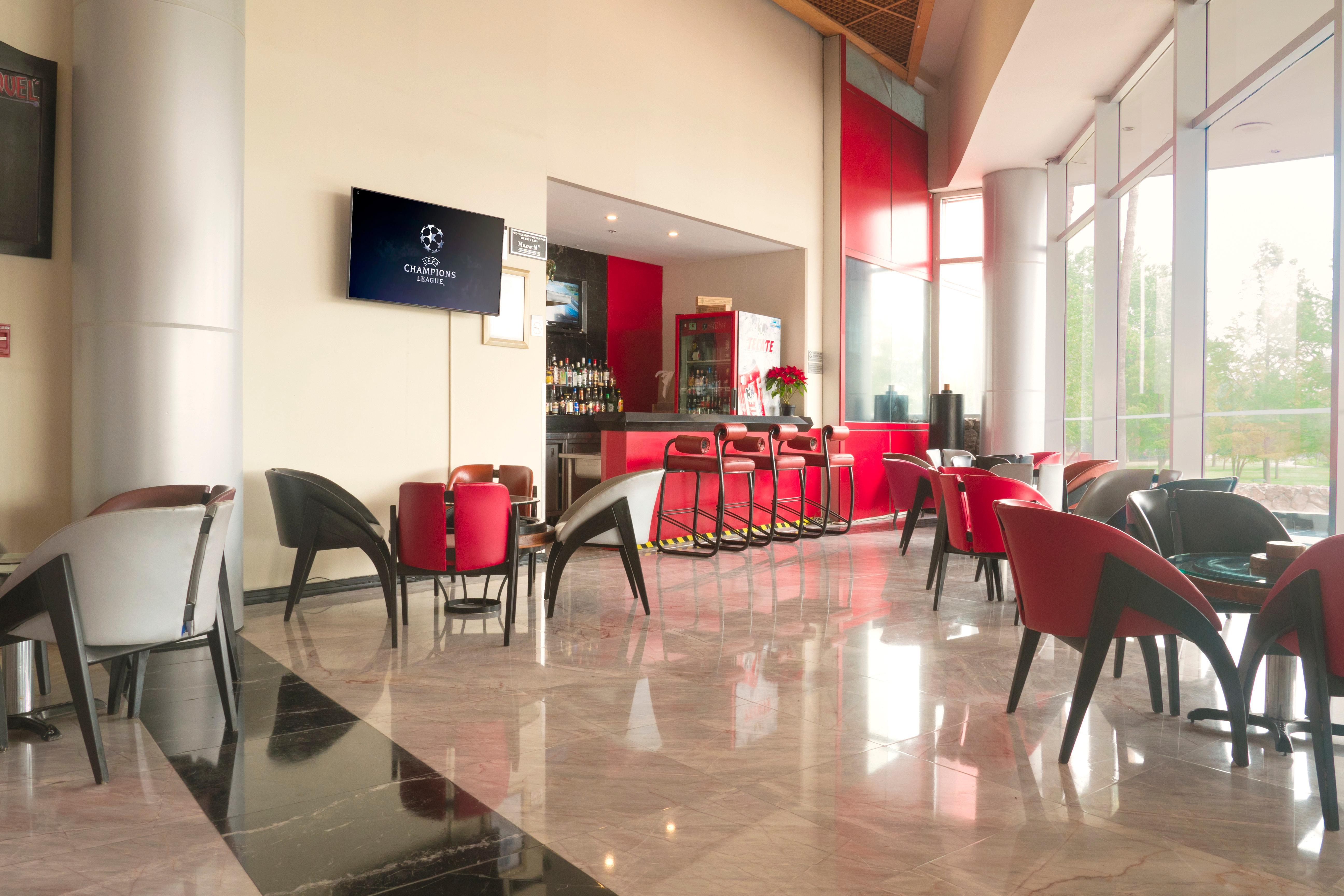 方迪多拉蒙特雷公园假日酒店 外观 照片 The lounge at the airport