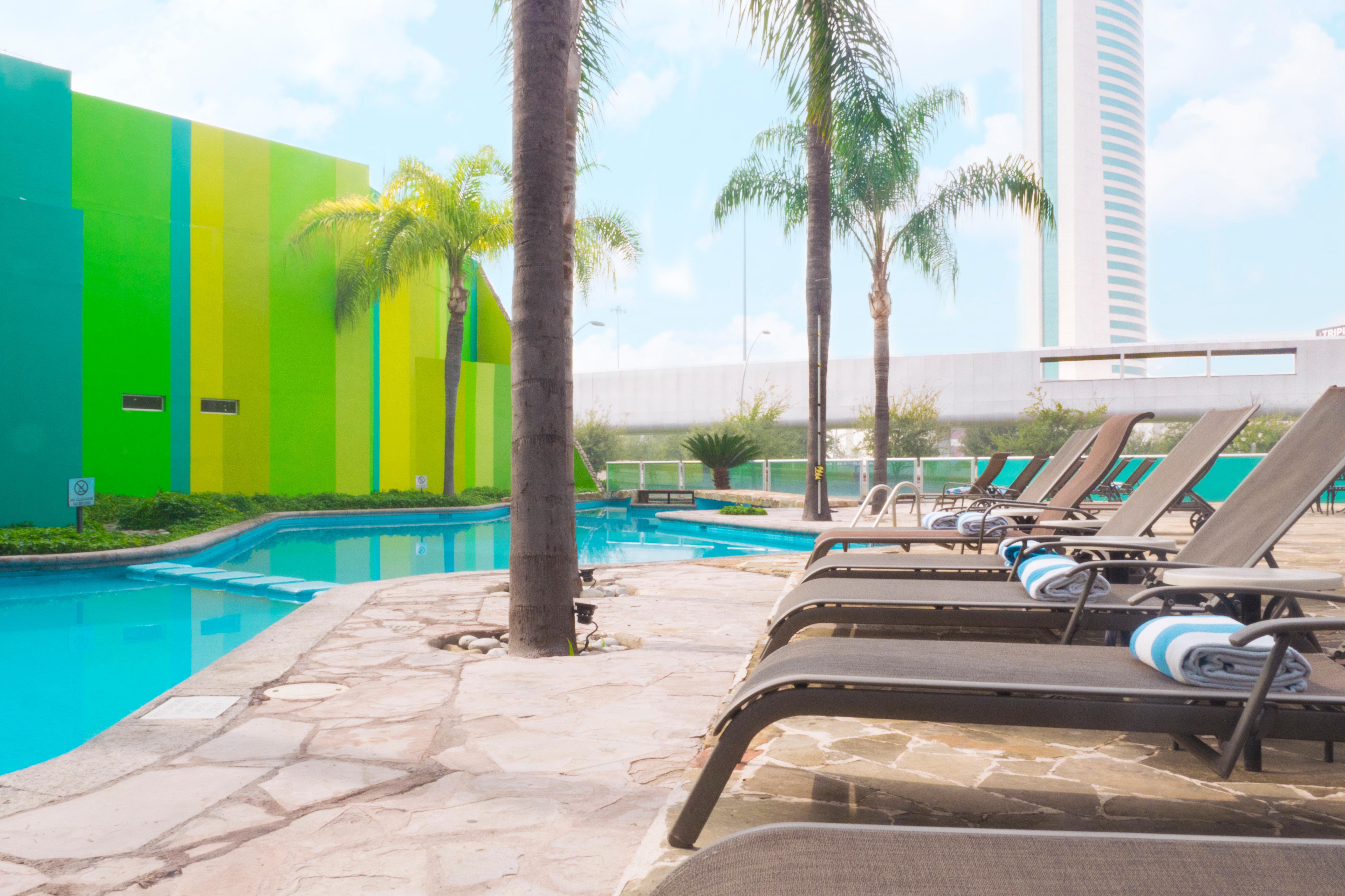 方迪多拉蒙特雷公园假日酒店 外观 照片 The pool at the hotel