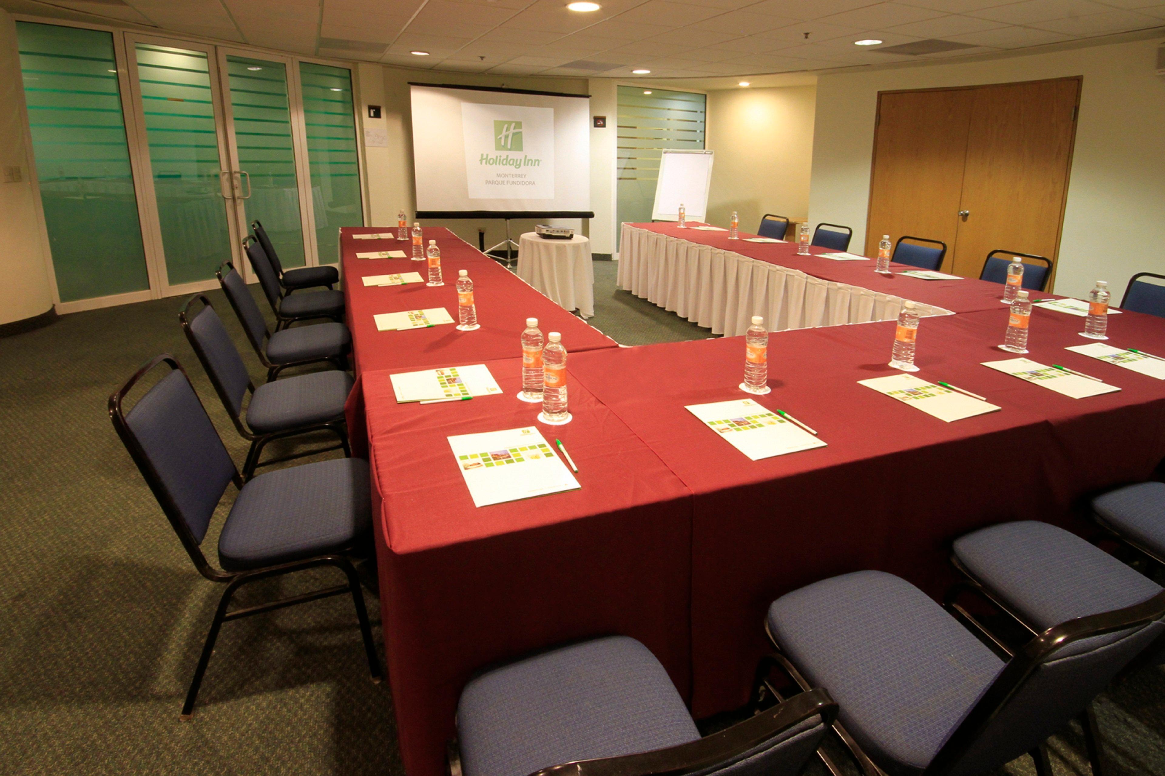 方迪多拉蒙特雷公园假日酒店 外观 照片 A meeting room at the hotel