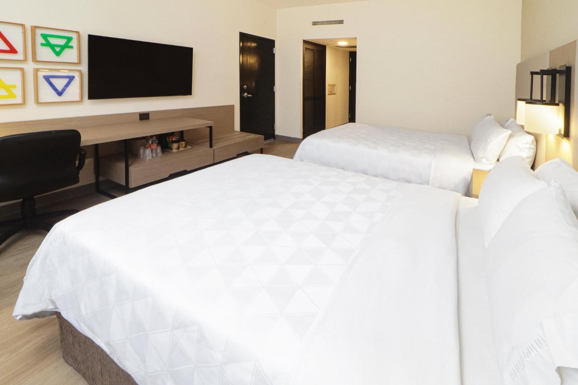 方迪多拉蒙特雷公园假日酒店 外观 照片 A typical room at the Holiday Inn Express